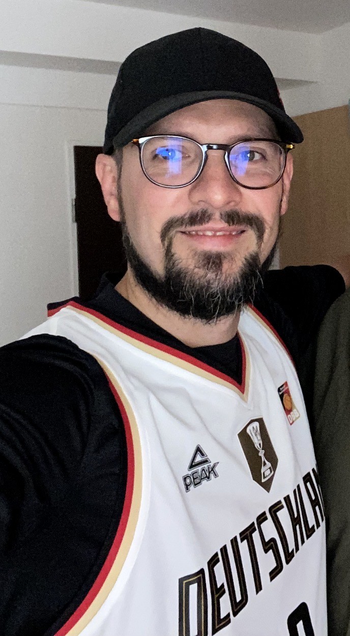 Henry alias HANSIRUS mit schwarzer Kappe und Deutschland-Trikot